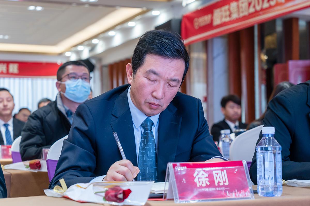 副(fu)總經理徐剛(gang)