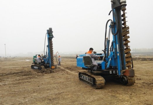 80餘(yu)台光伏樁機(jī)設備助力華(hua)能20MW光伏電站(zhan)工程樁項目(mu)建設