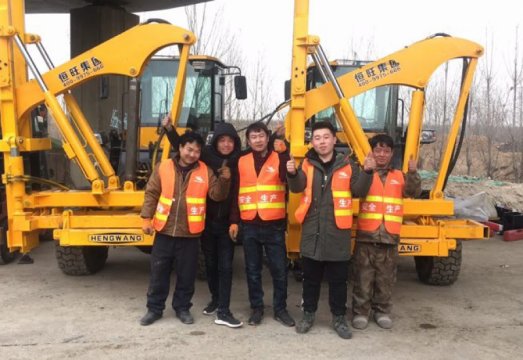 公路護(hù)欄打樁機在(zài)黃石高速公(gong)路藁城至石(shi)家莊段工程(cheng)施工