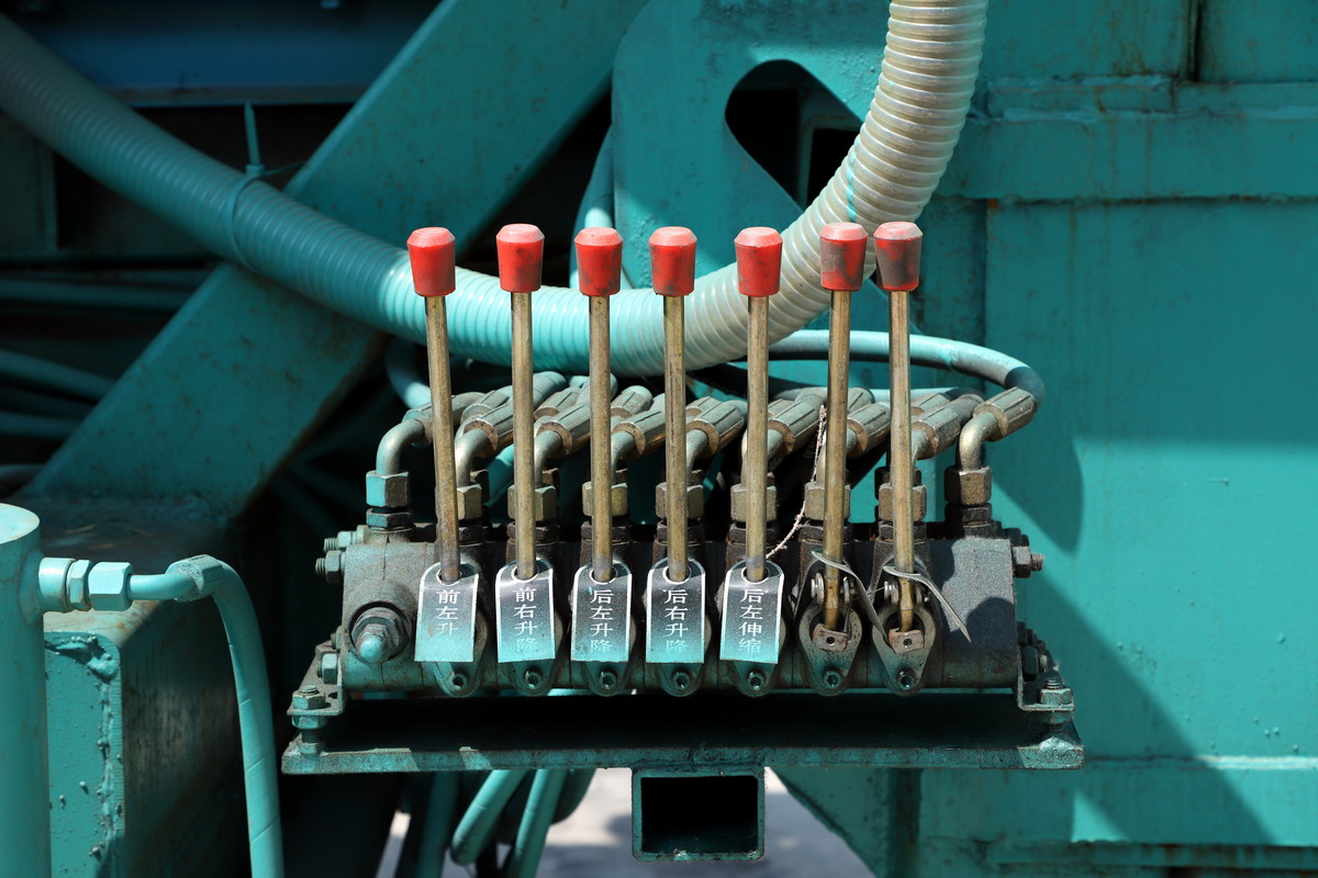 8寸(cùn)後八輪(lún)汽車鑽(zuàn)機